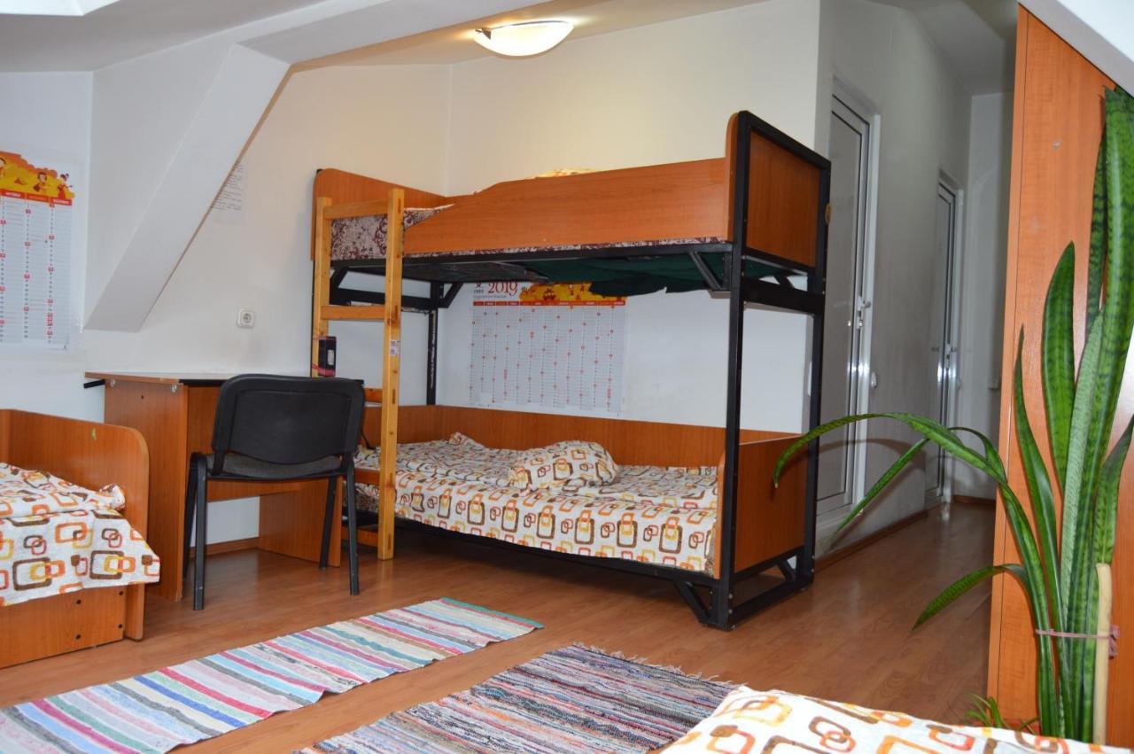 Kollege Hostel Cluj-Napoca Buitenkant foto